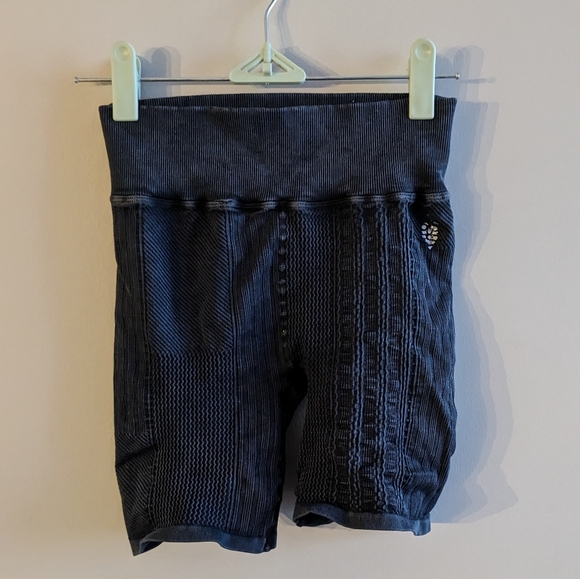 Free People cute workout shorts and top set - Picture 4 of 10